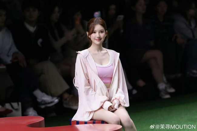 Perpaduan busana yang dikenakannya menghadirkan sentuhan sporty chic yang kekinian. Oversized jacket menambah kesan kasual dan sporty. Foto: Dok. China Daily, Instagram @rosyzhao_fan