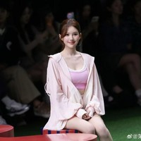 Perpaduan busana yang dikenakannya menghadirkan sentuhan sporty chic yang kekinian. Oversized jacket menambah kesan kasual dan sporty. Foto: Dok. China Daily, Instagram @rosyzhao_fan