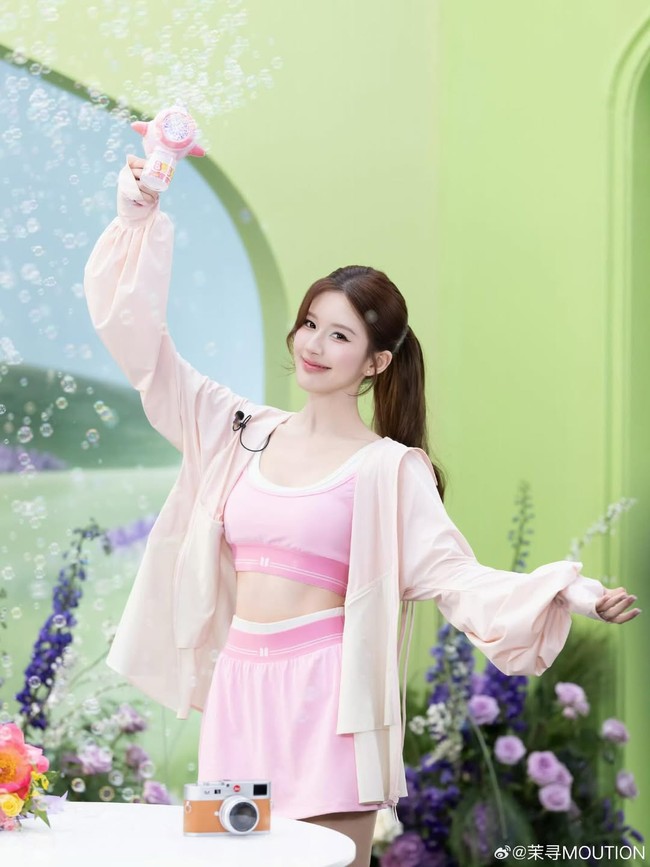Pilihan lipstik bernuansa pink menjadi pelengkap yang pas untuk keseluruhan look. Warna tersebut menyatu harmonis dengan outfit yang dikenakan, menciptakan kesan manis dan konsisten dari ujung rambut hingga riasan. Foto: Dok. China Daily, Instagram @rosyzhao_fan