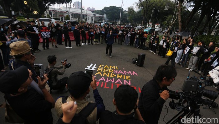 Aktivis dan pegiat HAM menggelar Aksi Kamisan di seberang Istana Merdeka, Jakarta, Kamis (2/4/2026).