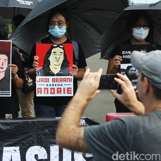 Aksi Kamisan ke-902 Desak Pengusutan Kasus Andrie Yunus