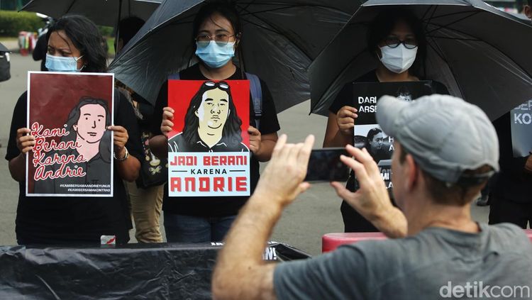 Aksi Kamisan ke-902 Desak Pengusutan Kasus Andrie Yunus