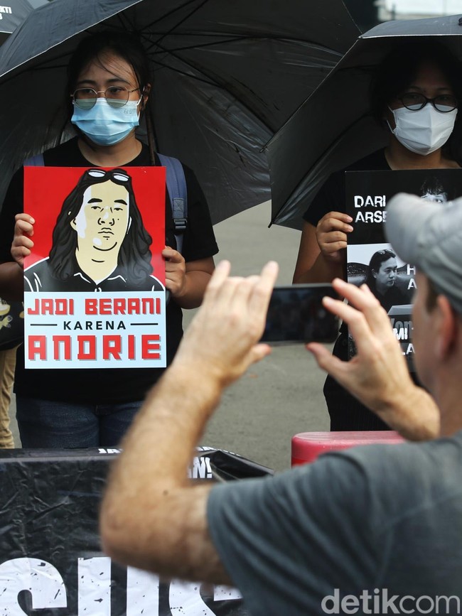 Aksi Kamisan ke-902 Desak Pengusutan Kasus Andrie Yunus