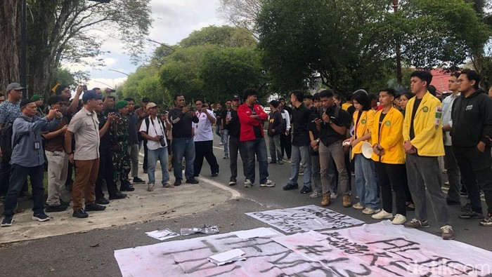 Aksi solidaritas untuk Andrie Yunus di depan Kodam XXII/Tambun Bungai