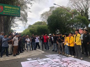Demo Mahasiswa di Kodam Tambun Bungai: Sempat Ricuh Ada Pendemo Ditarik OTK
