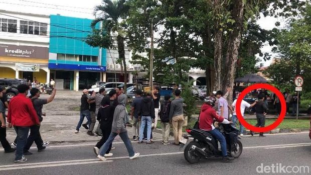 Aksi solidaritas untuk Andrie Yunus di depan Kodam XXII/Tambun Bungai Aksi solidaritas untuk Andrie Yunus di depan Kodam XXII/Tambun Bungai