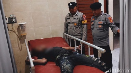 Anggota Polres Klungkung tengah menangani korban percobaan bunuh diri di RSUD Klungkung (30/3/2026).