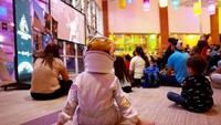 Anak-anak menyaksikan siaran langsung peluncuran misi Artemis II NASA di Museum La Rodadora, Ciudad Juarez, Meksiko, Rabu (1/4/2026). REUTERS/Jose Luis Gonzalez