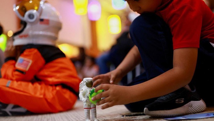 Bruno, dressed as an astronaut, gets excited as he watches the live broadcast of the launch of NASA's Artemis II mission to fly by the moon, during an event organized by the U.S. Consulate General in Mexico, at La Rodadora museum in Ciudad Juarez, Mexico, April 1, 2026. REUTERS/Jose Luis Gonzalez        TPX IMAGES OF THE DAY