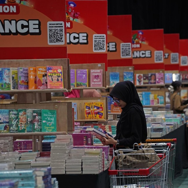 Antusiasme Warga Berburu Buku di Bazar Internasional