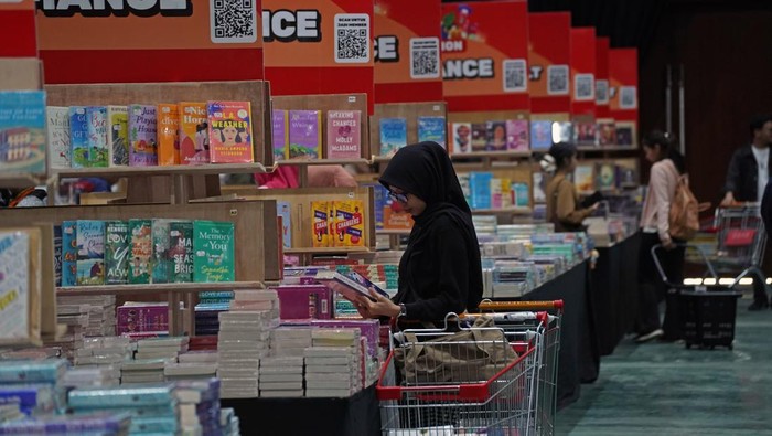 Pengunjung memilih buku yang dijual dalam bazar buku internasional Big Bad Wolf (BBW) di Summarecon Mutiara Makassar Convention Center (SMMCC), Makassar, Sulawesi Selatan, Kamis (2/4/2026). Bazar yang berlangsung hingga 12 April 2026 tersebut menghadirkan lebih dari satu juta buku dari berbagai genre karya penulis lokal dan internasional dengan harapan dapat memperluas akses literasi bagi masyarakat khususnya di Sulawesi Selatan. ANTARA FOTO/Hasrul Said/wsj.