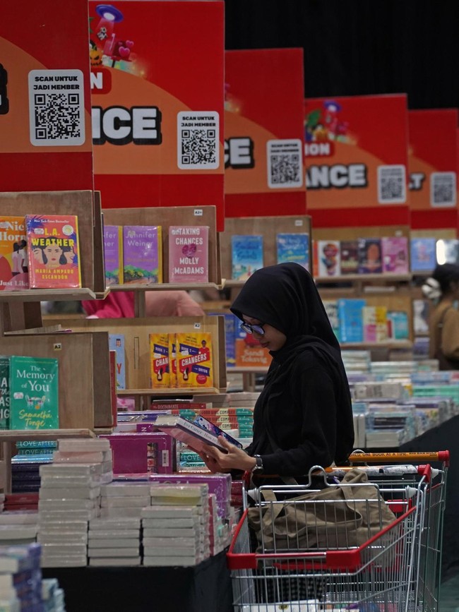 Antusiasme Warga Berburu Buku di Bazar Internasional