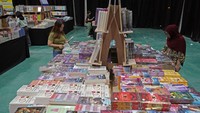 Bazar menghadirkan berbagai buku dari penulis lokal hingga internasional. Foto: ANTARA FOTO/Hasrul Said