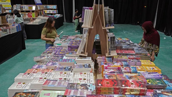 Pengunjung memilih buku yang dijual dalam bazar buku internasional Big Bad Wolf (BBW) di Summarecon Mutiara Makassar Convention Center (SMMCC), Makassar, Sulawesi Selatan, Kamis (2/4/2026). Bazar yang berlangsung hingga 12 April 2026 tersebut menghadirkan lebih dari satu juta buku dari berbagai genre karya penulis lokal dan internasional dengan harapan dapat memperluas akses literasi bagi masyarakat khususnya di Sulawesi Selatan. ANTARA FOTO/Hasrul Said/wsj.