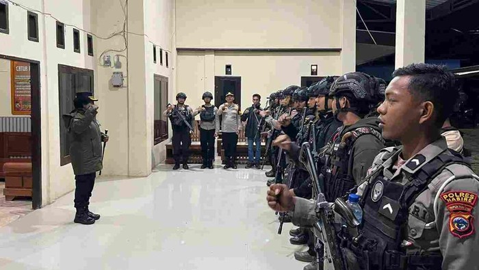 Aparat kepolisian dikerahkan melakukan penanganan kericuhan di Dogiyai.
