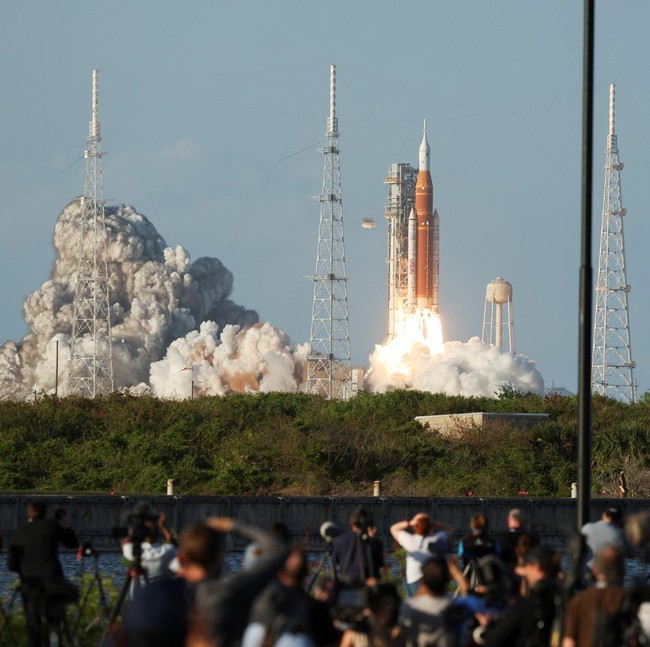 Artemis II NASA Mengudara, Sorak Warga Menggema