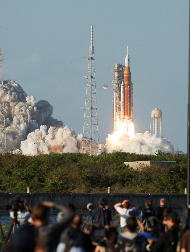 Artemis II NASA Mengudara, Sorak Warga Menggema