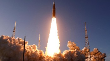 Roket SLS yang membawa kapsul Orion meluncur dalam misi Artemis II dari Kennedy Space Center, Cape Canaveral, Amerika Serikat, Rabu (1/4/2026). Misi ini menjadi bagian penting dalam program eksplorasi Bulan NASA. REUTERS/Joe Skipper  