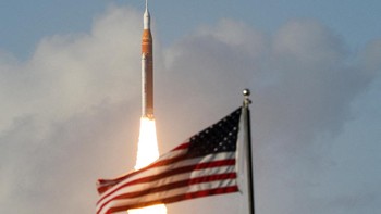 Roket SLS dengan kapsul Orion lepas landas dalam misi Artemis II dari Kennedy Space Center, Cape Canaveral, Amerika Serikat, Rabu (1/4/2026). Peluncuran ini menjadi langkah awal misi berawak menuju orbit Bulan. REUTERS/Brendan McDermid  