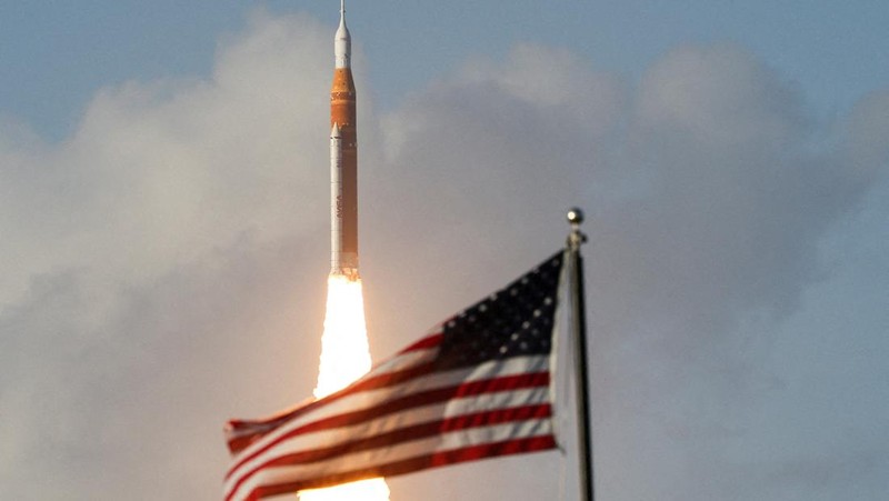 NASA's Artemis II mission to fly by the moon, comprising of the Space Launch System (SLS) rocket with the Orion crew capsule, lifts off from the Kennedy Space Center in Cape Canaveral, Florida, U.S. April 1, 2026.  REUTERS/Brendan McDermid     TPX IMAGES OF THE DAY