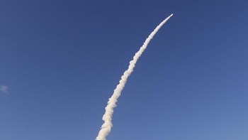 Roket SLS yang membawa kapsul Orion melesat ke langit dalam misi Artemis II dari Kennedy Space Center, Cape Canaveral, Amerika Serikat, Rabu (1/4/2026). Wahana ini akan mengorbit Bulan tanpa melakukan pendaratan. REUTERS/Joe Skipper  