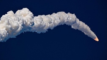 Roket SLS dengan kapsul Orion tampak menanjak setelah lepas landas dalam misi Artemis II di Kennedy Space Center, Cape Canaveral, Amerika Serikat, Rabu (1/4/2026). Misi ini bertujuan menguji sistem sebelum pendaratan manusia di Bulan. REUTERS/Steve Nesius  