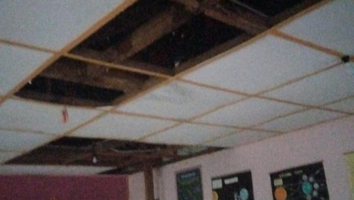 Bagian atap ruang kelas 6 SDN Bendungan 2 yang belum terpasang eternit.