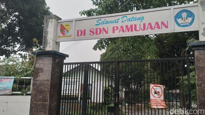 Bangunan berpelang SDN Pamujaan di Kampung Pamujaan, Desa Citaman, Kecamatan Nagreg, Kabupaten Bandung, Jawa Barat.