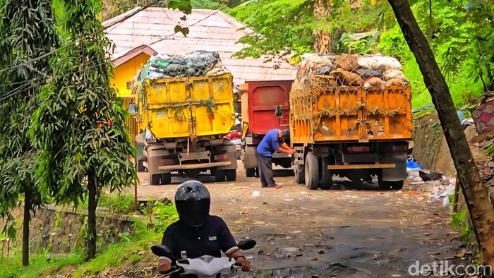 Barisan armada sampah terlihat menumpuk di kantor Korwil Pengelolaan Sampah Palabuhanratu di Jalan Jaksa Agung R Soeprapto