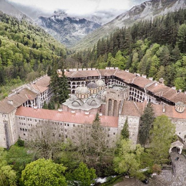Intip Keindahan Biara Rila yang Dibangun di Tengah Hutan Bulgaria