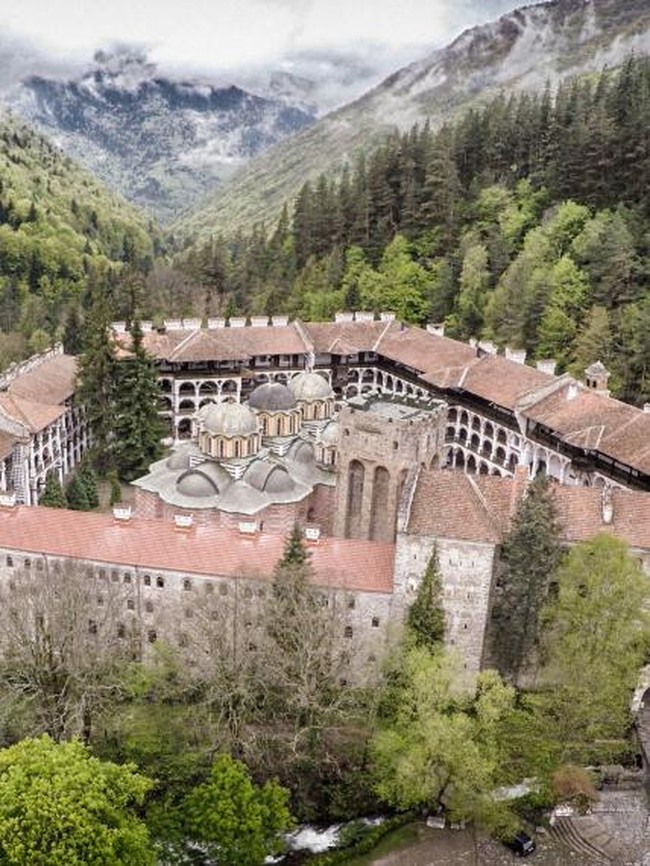 Intip Keindahan Biara Rila yang Dibangun di Tengah Hutan Bulgaria