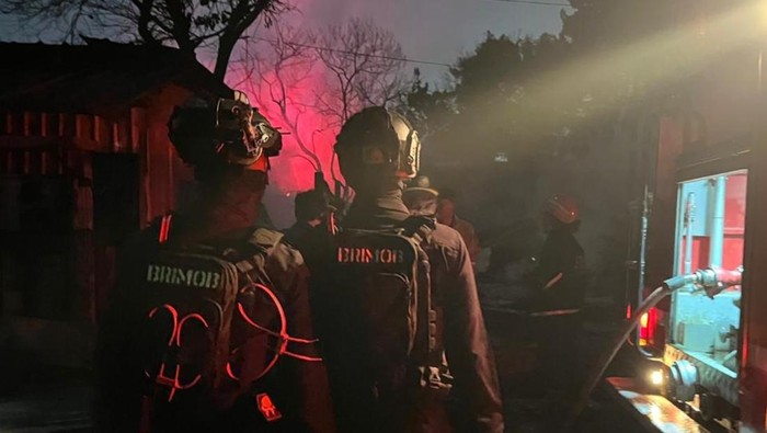 Brimob Polda Metro Bantu Pengamanan Obvit SPBE Cimuning yang Terbakar.