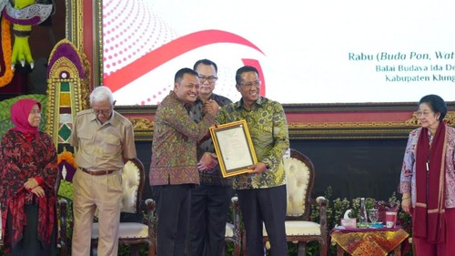 Bupati Gianyar I Made Mahayastra menerima dua sertifikat Hak Kekayaan Intelektual (HKI) dari Direktorat Jenderal Kekayaan Intelektual (DJKI) Kementerian Hukum, Rabu (1/4/2026). (Dok Pemkab Gianyar)
