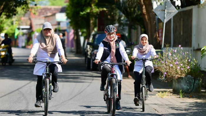 Bupati Ipuk naik sepeda saat berangkat ke kantor