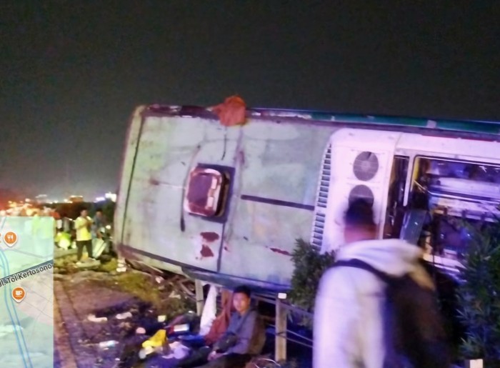 Penampakan bus Restu terguling di Tol Jomo