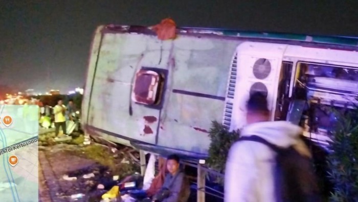 Penampakan bus Restu terguling di Tol Jomo