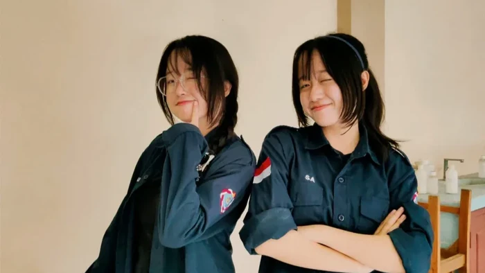 Carissa (kanan) dan Callista (kiri), saudara kembar yang berhasil lolos SNBP di Unair dengan prodi yang sama.