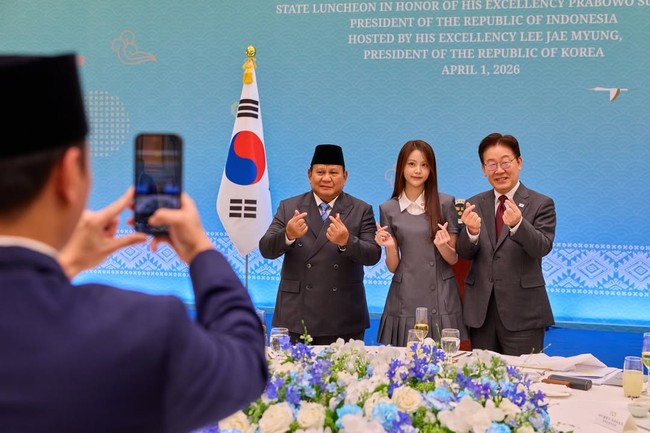 Kehadiran idol KPop asal Indonesia itu sontak membuat penggemar berbangga. Terlebih Carmen ‘debut’ di akun Instagram Presiden Korea Selatan. Ia bahkan membuat pose finger heart bersama presiden Lee Jae Myung dan Prabowo Subianto. Foto: dok. X