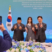 Kehadiran idol KPop asal Indonesia itu sontak membuat penggemar berbangga. Terlebih Carmen ‘debut’ di akun Instagram Presiden Korea Selatan. Ia bahkan membuat pose finger heart bersama presiden Lee Jae Myung dan Prabowo Subianto. Foto: dok. X