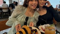 Ini adalah keseruan Cherly Juno saat menikmati pastry dan ngopi cantik bareng Tamai Dai, influencer dengan konten fashion keren. Foto: Instagram/@cherlyjuno