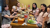 Salah satu momennya ketika berlibur ke Vietnam. Cherly Juno dan ketiga personal Cherrybelle lainnya tampak asyik menikmati pho. Foto: Instagram/@cherlyjuno