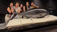 Tak hanya dengan rekan sesama Cherrybelle, wanita kelahiran 21 Juli 1991 juga sering kulineran dengan teman lainnya. Salah satunya saat menikmati tuna segar ini. Foto: Instagram/@cherlyjuno