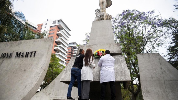 Suasana haru menyelimuti upacara perpisahan delapan dokter asal Kuba yang akan meninggalkan Guatemala, menandai dimulainya penghentian bertahap program misi medis yang telah berlangsung selama bertahun-tahun. Prosesi perpisahan digelar di Monumen Jose Marti pada 1 April 2026. REUTERS/Cristina Chiquin