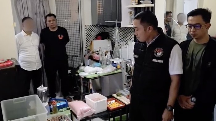 Direktorat Reserse Narkoba Polda Metro Jaya mengungkap praktik clandestine lab atau laboratorium gelap pembuatan narkotika jenis ekstasi dan happy water yang beroperasi di sebuah apartemen kawasan Cipinang, Jakarta Timur. (dok. ist)