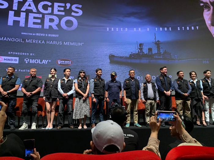 Aktor Donny Alamsyah berbagi pengalaman syuting di kapal fregat TNI AL untuk film The Hostages Hero, yang mengangkat kisah nyata pembebasan sandera 2004.