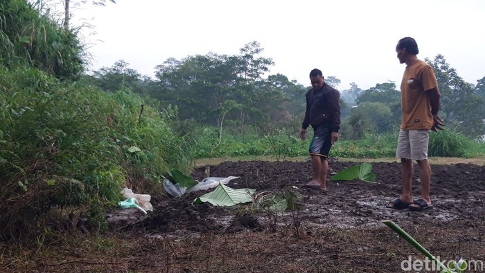 Dua orang warga melihat lokasi ladang tempat penemuan bayi di Desa Sumbung, Kecamatan Cepogo, Kabupaten Boyolali, Kamis (2/4/2026) sore.