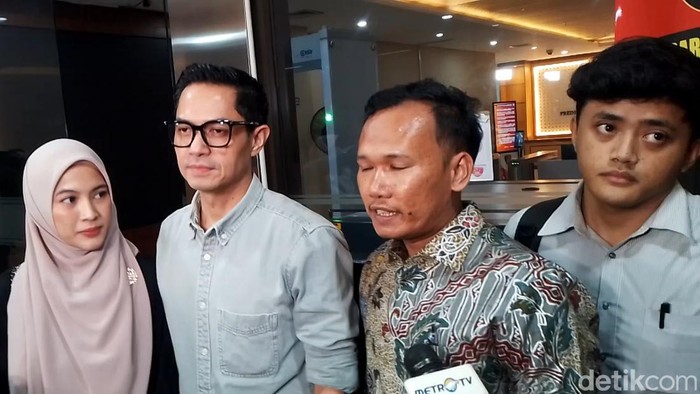 Dude Harlino dan Alyssa Soebandono di Bareskrim Polri, Kamis (2/4/2026).