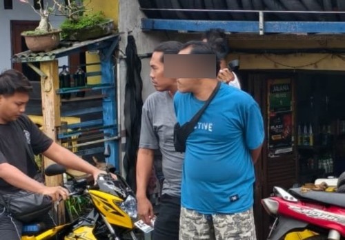 KS (40) alias Jolowos dukun cabul di Magetan saat ditangkap petugas