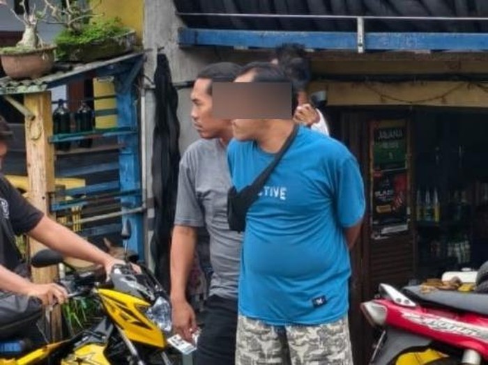 KS (40) alias Jolowos dukun cabul di Magetan saat ditangkap petugas