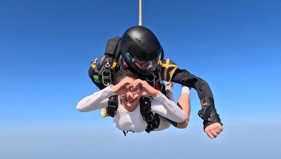 Seru Banget! Momen Febby Rastanty Skydiving di Dubai